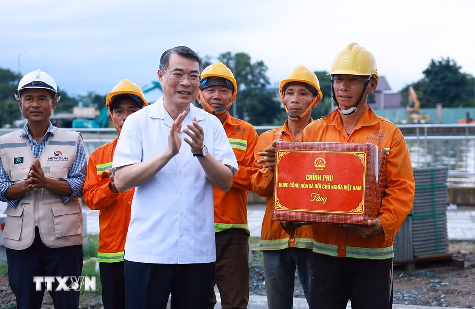 Thủ tướng Lê Minh Hưng tặng quà đơn vị thi công Dự án xây dựng hạ tầng và cải tạo môi trường kênh Tham Lương-Bến Cát-Rạch Nước Lên, tại phường An Nhơn. (Ảnh: Dương Giang/TTXVN)