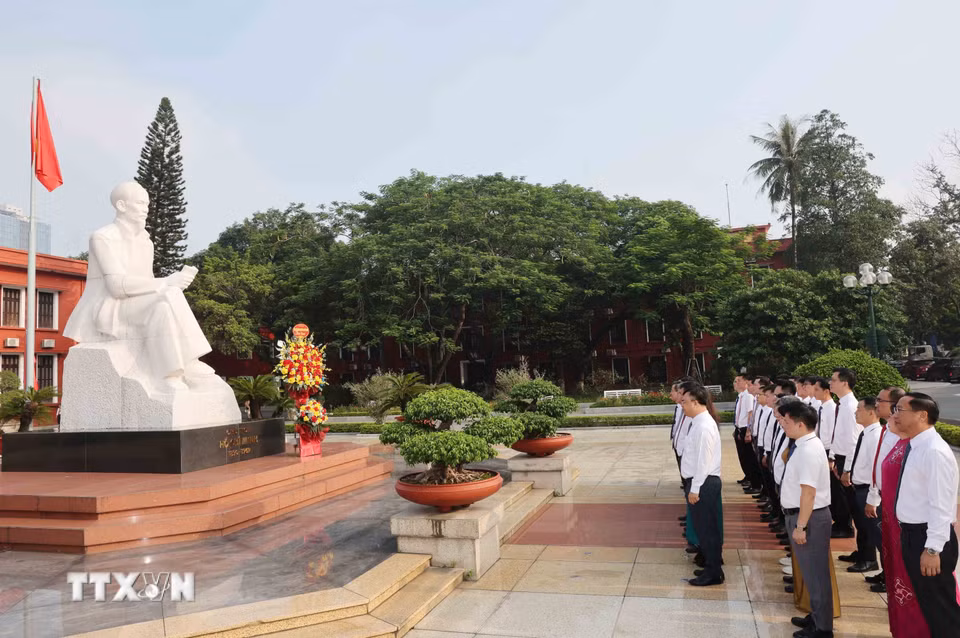 Cán bộ, giảng viên Học viện Chính trị Quốc gia Hồ Chí Minh dâng hoa tưởng niệm Chủ tịch Hồ Chí Minh trước Lễ khai giảng năm học mới. (Ảnh: Phương Hoa/TTXVN)