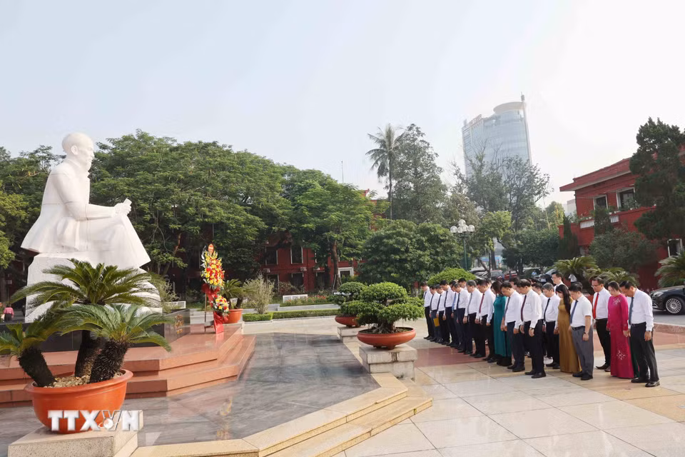 Cán bộ, giảng viên Học viện Chính trị Quốc gia Hồ Chí Minh dâng hoa tưởng niệm Chủ tịch Hồ Chí Minh trước Lễ khai giảng năm học mới. (Ảnh: Phương Hoa/TTXVN)