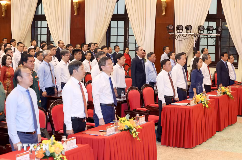 Đại biểu dự khai giảng thực hiện nghi thức chào cờ. (Ảnh: Phương Hoa/TTXVN)