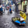 Người dân phải giao bún bằng thuyền. (Ảnh: Hoài Nam/Vietnam+)
