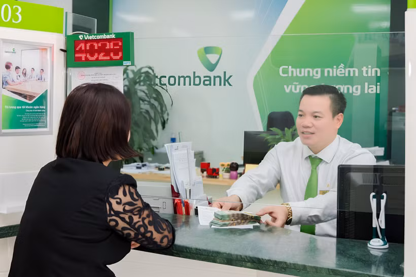Giao dịch viên Lê Xuân Tiến tại phòng giao dịch Như Quỳnh Vietcombank Hưng Yên. (Ảnh: Vietnam+)