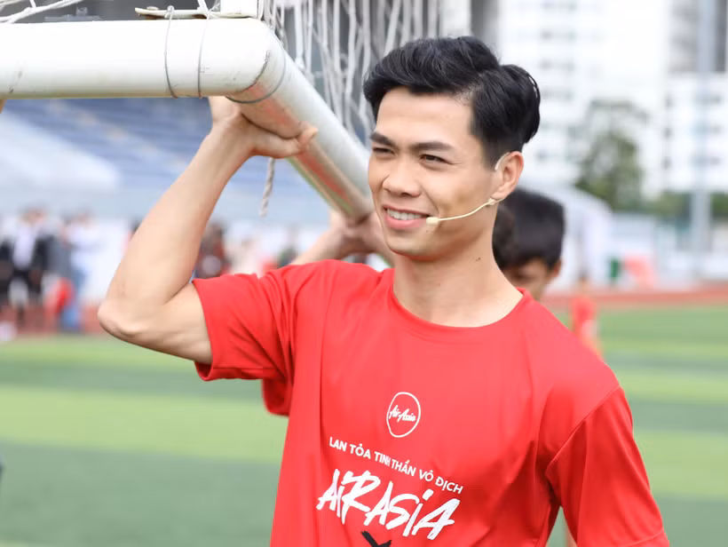 Công Phượng đóng vai huấn luyện viên, dạy học trò rê bóng kỹ thuật