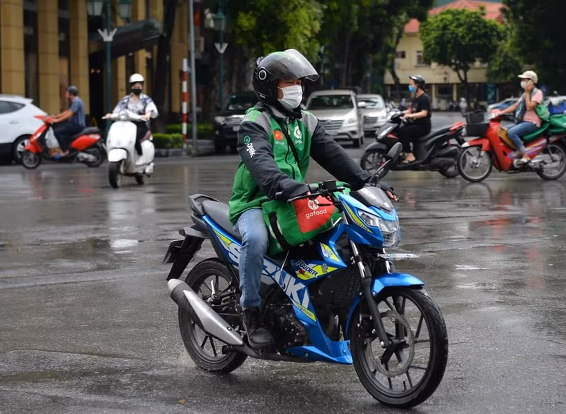 Nhiều tài xế xe công nghệ tại Hà Nội chia sẻ tác động từ việc giá xăng giảm giúp họ tiết kiệm được một phần chi tiêu hằng ngày. (Ảnh: CTV/Vietnam+)