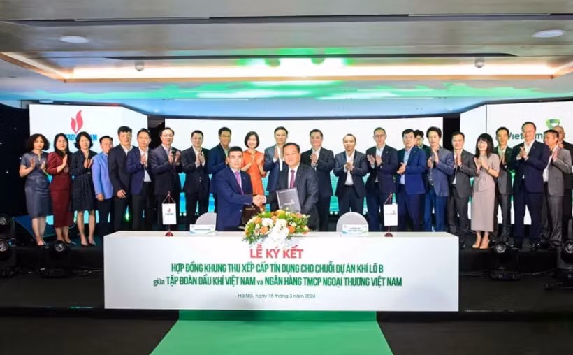Lãnh đạo Vietcombank và PVN thực hiện ký kết hợp đồng khung thu xếp cấp tín dụng cho chuỗi dự án khí Lô B. (Ảnh: Vietnam+)