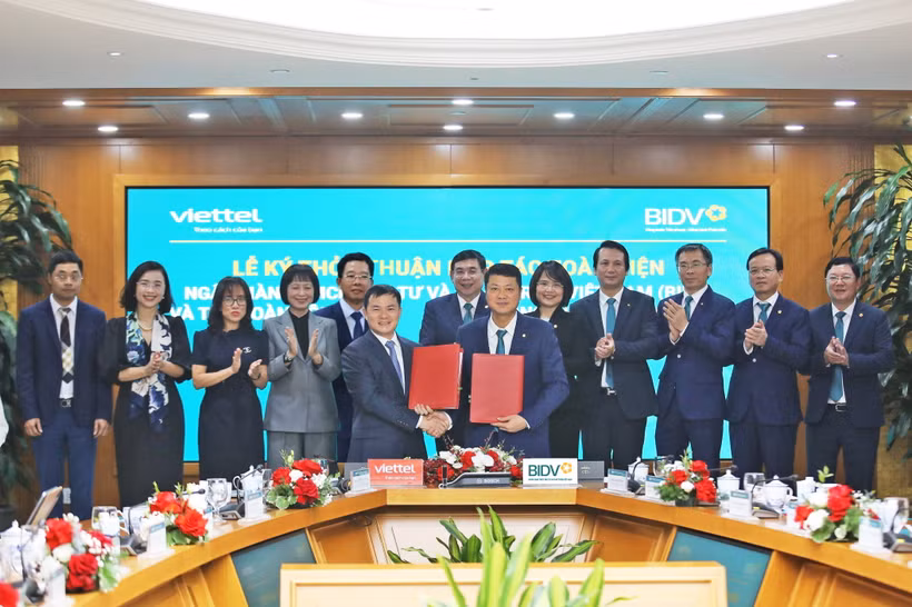 Ông Tào Đức Thắng - Chủ tịch kiêm Tổng Giám đốc Tập đoàn Viettel và ông Lê Ngọc Lâm - Tổng Giám đốc BIDV đại diện hai đơn vị ký kết thỏa thuận hợp tác toàn diện giai đoạn 2024-2028. (Ảnh: PV/Vietnam+)