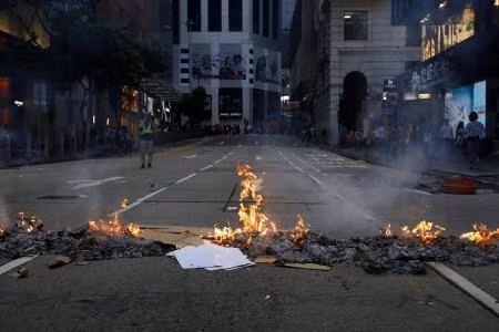 Người biểu tình đốt phá tại một tuyến phố ở Hong Kong, Trung Quốc ngày 8/9/2019. (Ảnh: Kyodo/TTXVN)