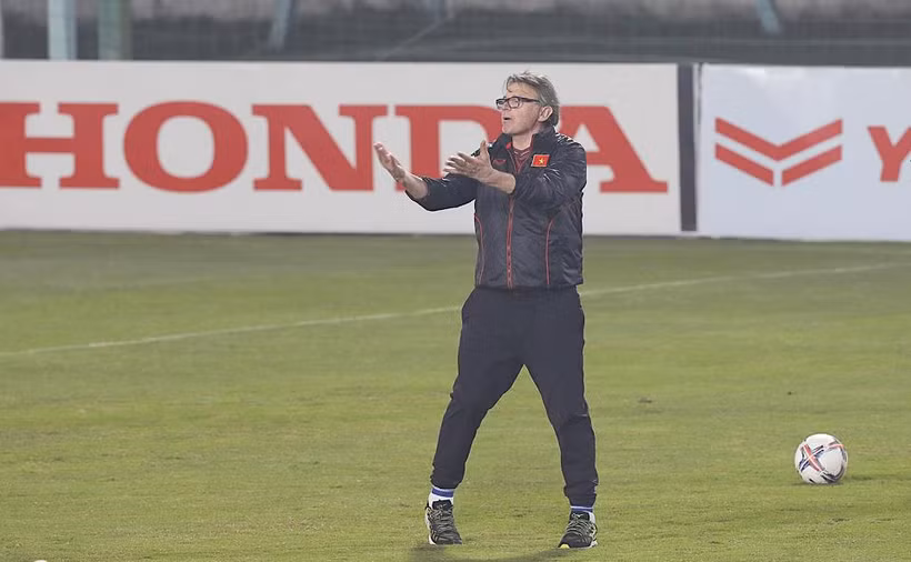 Huấn luyện viên Philippe Troussier thường tập luyện cùng với U23 Việt Nam vào khung giờ muộn buổi tối. (Ảnh: VFF) 