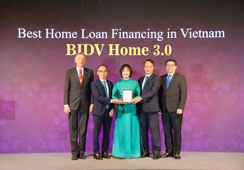 Đại diện BIDV nhận giải thưởng Sản phẩm vay nhà ở tốt nhất Việt Nam. (Ảnh: Vietnam+)