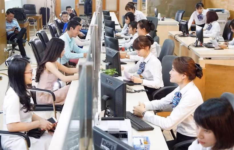 Giao dịch tại LienVietPostBank. (Ảnh: CTV/Vietnam+)