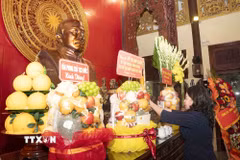 Phó Chủ tịch nước Võ Thị Ánh Xuân dâng hương tại Đền thờ của Chủ tịch Tôn Đức Thắng ở xã Mỹ Hòa Hưng, tỉnh An Giang. (Ảnh: Công Mạo/TTXVN)