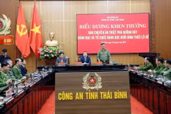 Quang cảnh lễ biểu dương, khen thưởng Ban chuyên án triệt phá đường dây đánh bạc và tổ chức đánh bạc. (Ảnh: Thế Duyệt/TTXVN)