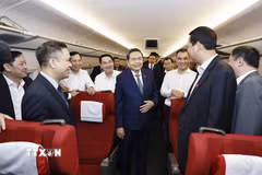 Chủ tịch Quốc hội Trần Thanh Mẫn và Đoàn đại biểu cấp cao Việt Nam trên chuyến tàu cao tốc từ ga Tây An Bắc đến ga Diên An, thành phố Diên An, tỉnh Thiểm Tây. (Ảnh: Doãn Tấn/TTXVN)