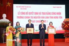 Ủy viên Bộ Chính trị, Giám đốc Học viện Chính trị quốc gia Hồ Chí Minh Đoàn Minh Huấn trao Bằng công nhận Trường Chính trị Nguyễn Văn Linh đạt chuẩn mức 1. (Ảnh: Thế Duyệt/TTXVN)