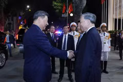 Tổng Bí thư Tô Lâm và Chủ tịch nước Lương Cường đón Tổng Bí thư, Chủ tịch nước Trung Quốc Tập Cận Bình đến dự chiêu đãi. (Ảnh: Lâm Khánh/TTXVN