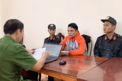 Công an địa phương của Việt Nam và Lào bắt giữ hai đối tượng có lệnh truy nã đặc biệt nguy hiểm về tội mua bán trái phép chất ma túy. (Ảnh: TTXVN phát)
