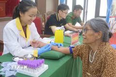 Thu nhận mẫu ADN cho thân nhân liệt sỹ chưa xác định được danh tính tại phường Lào Cai. (Ảnh: Hương Thu/TTXVN)