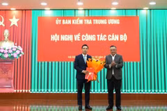 Ông Trần Sỹ Thanh, Ủy viên Bộ Chính trị, Bí thư Trung ương Đảng, Chủ nhiệm Ủy ban Kiểm tra Trung ương trao quyết định và tặng hoa chúc mừng ông Trần Văn Phúc. (Nguồn: Ủy ban Kiểm tra Trung ương)