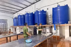 Lực lượng công an tiến hành kiểm tra cơ sở sản xuất nước mắm tại xã Hòa Lộc, huyện Hậu Lộc. (Ảnh do cơ quan công an cung cấp)
