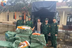 Đối tượng Thủy và tang vật bị bộ đội biên phòng bắt giữ. (Nguồn: Báo Quảng Ninh)