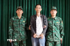 Đối tượng Thạch Tuấn Vĩ bị bắt giữ khi đang thực hiện hành vi xuất cảnh trái phép. (Ảnh: TTXVN phát)