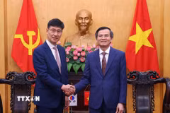 Ông Đoàn Minh Huấn tiếp ông Na Ki Hong, Tổng Giám đốc Tổ hợp Samsung Việt Nam. (Ảnh: Văn Điệp/TTXVN)