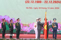 Tổng Bí thư Tô Lâm trao tặng Huân chương Hồ Chí Minh cho Quân đội Nhân dân Việt Nam. (Ảnh: Thống Nhất/TTXVN)