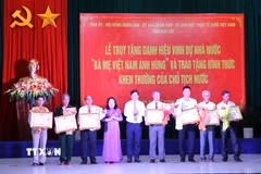 Lãnh đạo tỉnh Đắk Lắk trao danh hiệu Bà mẹ Việt Nam Anh hùng cho thân nhân các Mẹ. (Ảnh: Tường Quân/TTXVN)