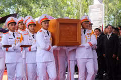 Linh cữu nguyên Chủ tịch nước Trần Đức Lương được đưa vào đến nơi an táng nghĩa trang xã Phổ Khánh. (Ảnh: Phạm Cường/TTXVN)