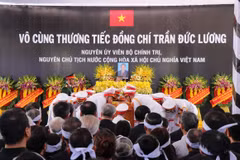 Linh cữu Nguyên Chủ tịch nước Trần Đức Lương được đưa vào đến nơi an táng nghĩa trang xã Phổ Khánh. (Ảnh: Phạm Cường/TTXVN)