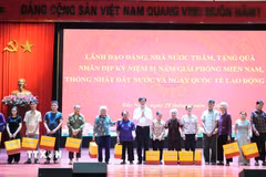 Ông Nguyễn Duy Ngọc, Ủy viên Bộ Chính trị, Bí thư Trung ương Đảng, Trưởng Ban Tổ chức Trung ương tặng quà hộ gia đình chính sách. (Ảnh: Đồng Thúy/TTXVN)