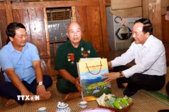 Ông Trịnh Văn Quyết, Ủy viên Bộ Chính trị, Bí thư Trung ương Đảng, Trưởng Ban Tuyên giáo và Dân vận Trung ương thăm, tặng quà cho gia đình ông Nguyễn Xuân Chè, bệnh binh (tổ 32, thôn Tha, phường Hà Giang 1). (Ảnh: Đức Thọ/TTXVN)