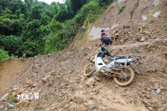 Người dân không thể di chuyển tại điểm sụt trượt tại dốc Có Ngóa trên con đường độc đạo Xốp Kho-Na Ngân (xã Nga My, Nghệ An). (Ảnh: Xuân Tiến/TTXVN)