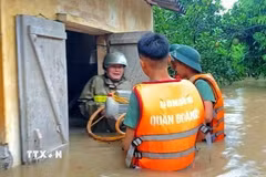 Cán bộ, chiến sỹ Sư đoàn 325 hỗ trợ nhân dân trên địa bàn phường Chũ. (Ảnh: Danh Lam/TTXVN)