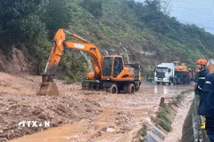 Khắc phục sạt lở đất ở cầu 2 Vân Đồn. (Ảnh: TTXVN phát)