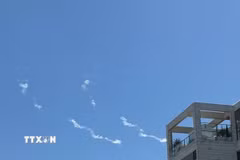 Vệt khói trên bầu trời thành phố Modiin, Israel sau khi hệ thống phòng không nước này đánh chặn tên lửa từ Yemen, ngày 27/3/2025. (Ảnh: THX/TTXVN)