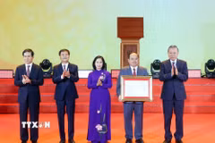 Tổng Bí thư, Chủ tịch nước Tô Lâm trao Nghị quyết của Quốc hội về việc thành lập thành phố Quảng Ninh. (Ảnh: Thống Nhất/TTXVN)