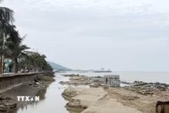 Kè cũ bị sóng cuốn trôi trong đợt mưa bão năm 2026. (Ảnh: Việt Hoàng/TTXVN)