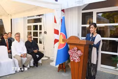 Đại biện lâm thời của Đại sứ quán Malaysia, Klarissa Low, nhấn mạnh tinh thần đoàn kết của ASEAN. (Ảnh: Việt Hùng/TTXVN)
