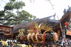 Lễ hội rước pháo Đồng Kỵ là Di sản Văn hóa Phi vật thể Quốc gia, thu hút đông đảo người dân tham gia. (Ảnh: Thanh Thương/TTXVN)