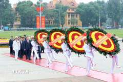 Các đồng chí lãnh đạo, nguyên lãnh đạo Đảng, Nhà nước đặt vòng hoa và vào Lăng viếng Chủ tịch Hồ Chí Minh. (Ảnh: An Đăng/TTXVN)