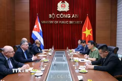 Đại tướng Lương Tam Quang, Bộ trưởng Bộ Công an Việt Nam hội đàm với Thượng tướng Lázaro Alberto Álvarez Casas, Bộ trưởng Bộ Nội vụ Cộng hòa Cuba. (Ảnh: Phạm Kiên/TTXVN)