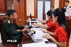 Anh Nguyễn Văn Duy, thôn Thủ Pháp, xã Gia Bình nhận tiền thưởng ngay khi bàn giao mặt bằng sớm cho chủ đầu tư. (Ảnh: Thanh Thương/ TTXVN)