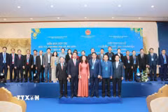 Các đại biểu là lãnh đạo các bộ, ngành và địa phương hai nước tham dự Diễn đàn chụp ảnh chung. (Ảnh: Xuân Tú/TTXVN)
