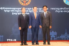 Trưởng đoàn 3 nước chụp ảnh lưu niệm tại hội nghị. (Ảnh: Huy Bình/TTXVN)