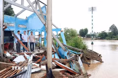 Lãnh đạo Thành ủy Cần Thơ trực tiếp thị sát một điểm sạt lở nghiêm trọng ven sông, làm sụp đổ hoàn toàn nhà dân. (Ảnh: TTXVN phát)