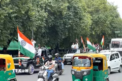 Người dân chào mừng 80 năm Ngày Độc lập gần Cổng Ấn Độ (India Gate), biểu tượng lịch sử của thủ đô New Delhi. (Ảnh: Ngọc Thúy/TTXVN)