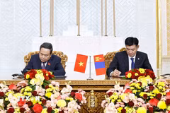 Chủ tịch Quốc hội Trần Thanh Mẫn và Chủ tịch Quốc hội Mông Cổ Sandag Byambatsogt ký kết Bản ghi nhớ hợp tác giữa Quốc hội Việt Nam và Quốc hội Mông Cổ. (Ảnh: Doãn Tấn/TTXVN)