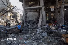 Cảnh đổ nát sau cuộc không kích của Israel tại trại tị nạn Al-Shati, Gaza, ngày 30/7/2026. (Ảnh: THX/TTXVN phát)