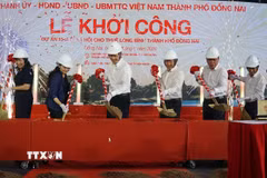 Lãnh đạo thành phố Đồng Nai thực hiện nghi thức khởi công dự án. (Ảnh: Công Phong/TTXVN)